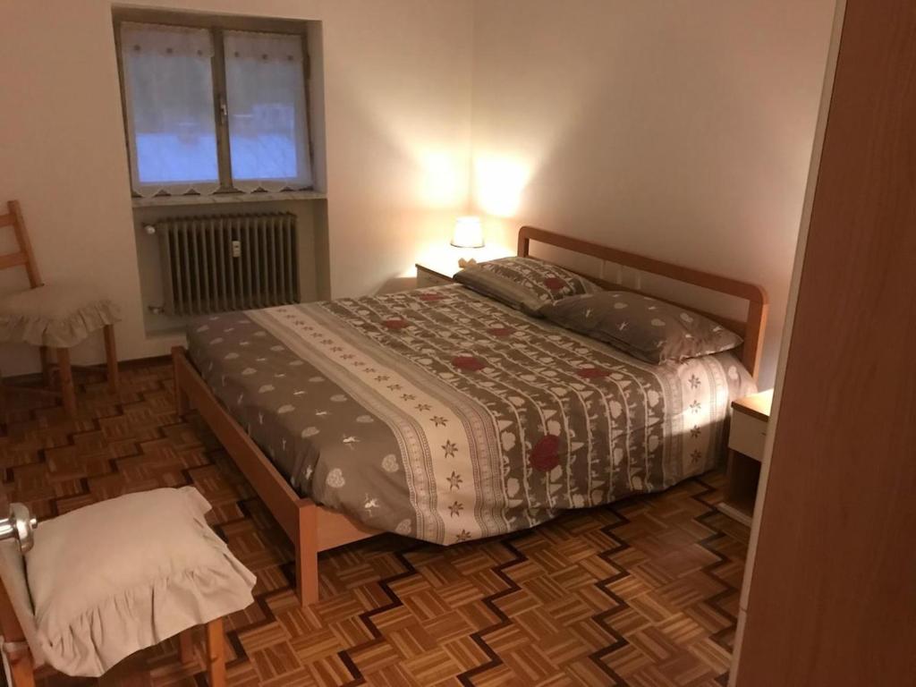 En eller flere senge i et værelse på Happy family in centro Limone