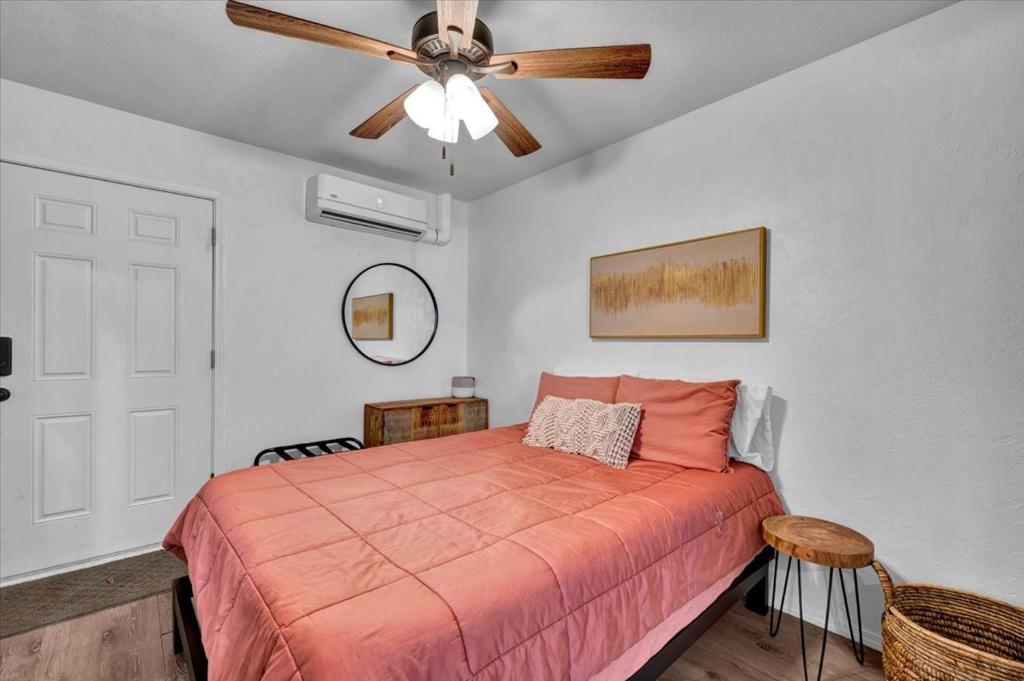 Giường trong phòng chung tại OSU Weekend Retreat - Steps to Campus