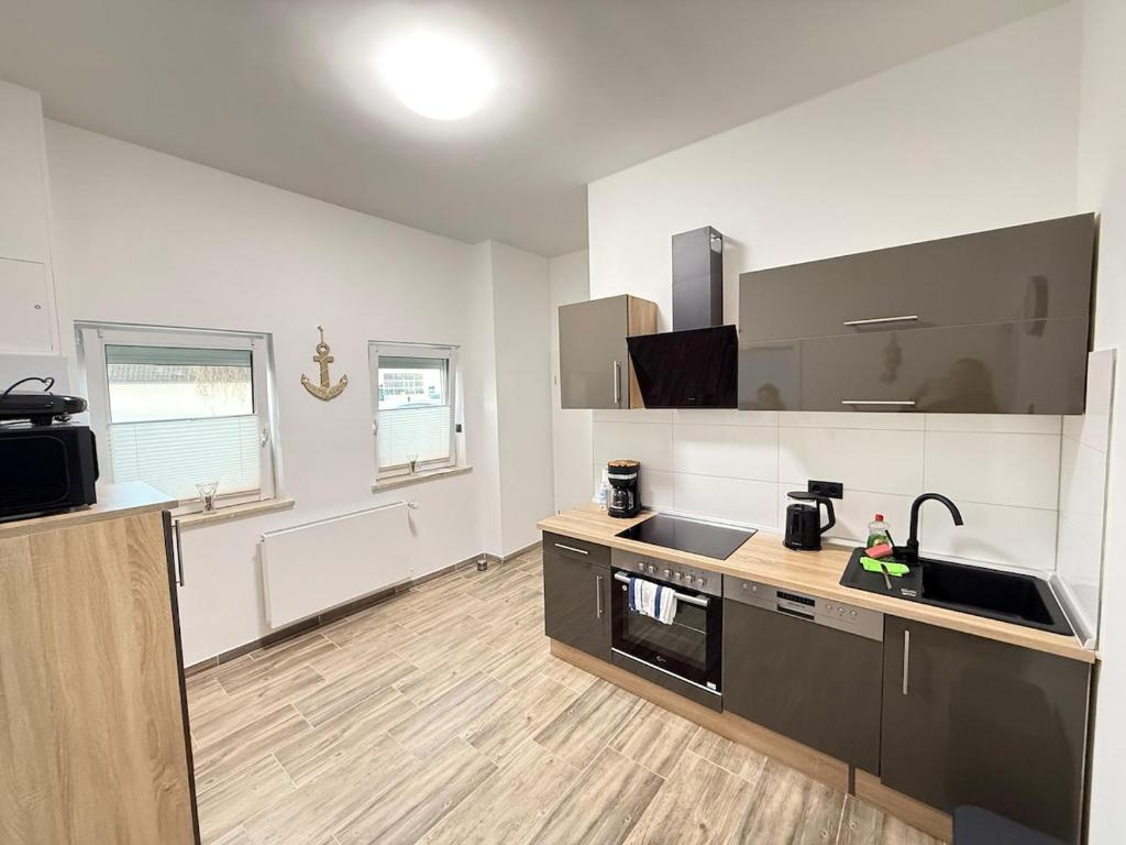 eine Küche mit Spüle und Arbeitsplatte in der Unterkunft Moderner Neubau nähe Lübeck in Stockelsdorf