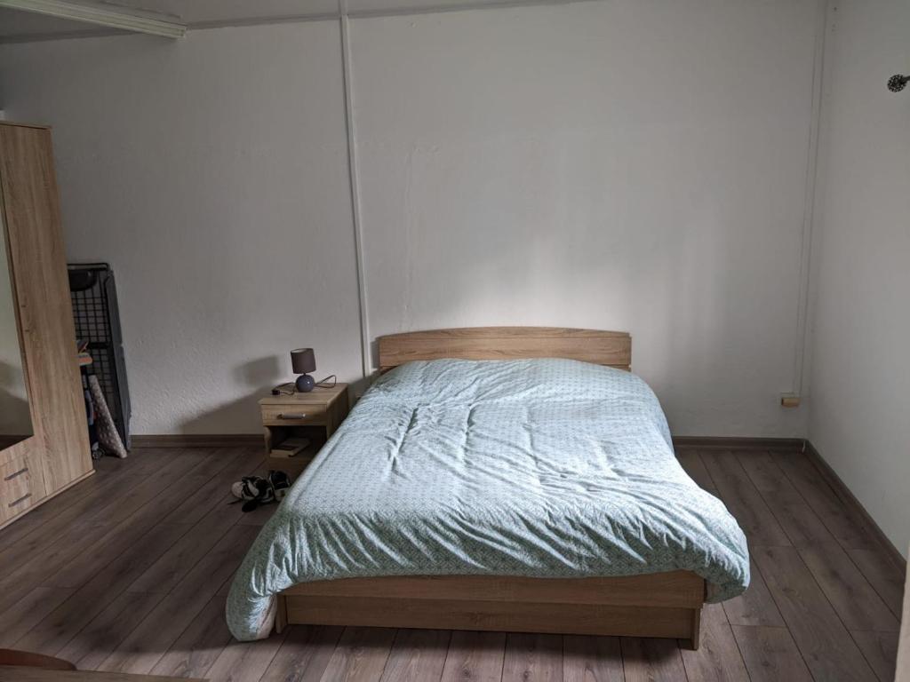 Postel nebo postele na pokoji v ubytování au calme, avec terrain et sentier littoral