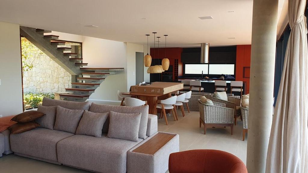 un soggiorno con divano e sala da pranzo di Casa Céu do Siriú a Garopaba