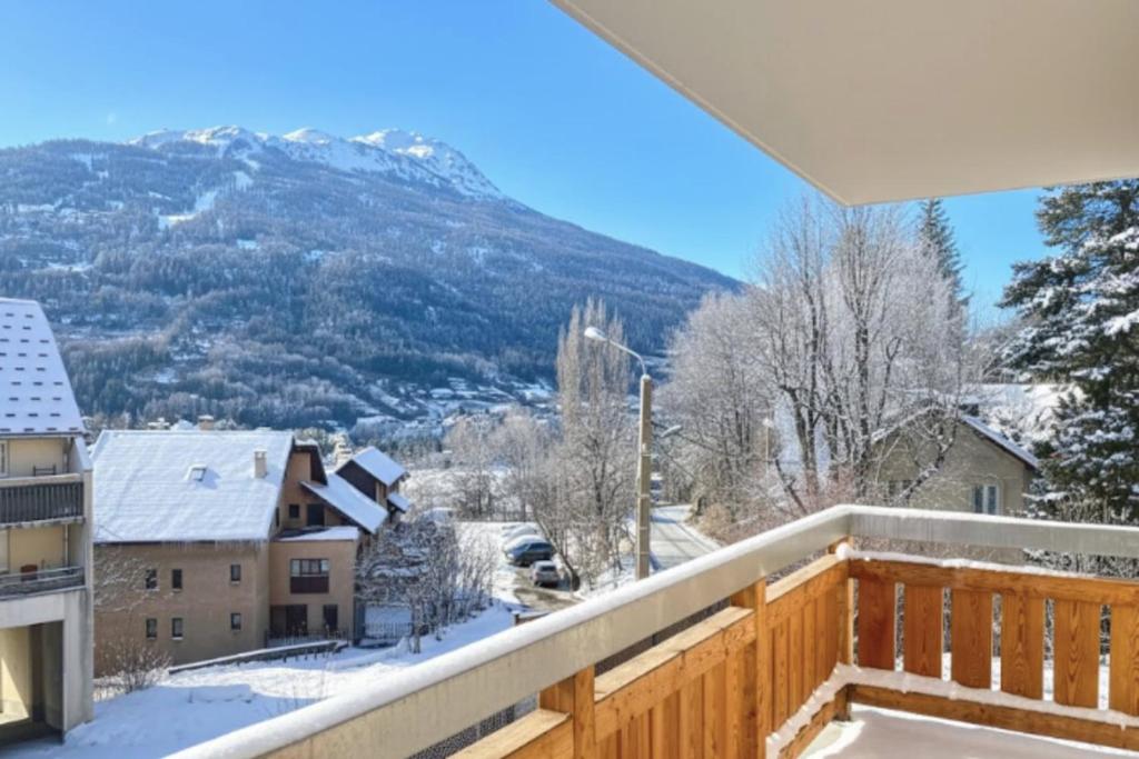 ein Balkon mit Blick auf einen schneebedeckten Berg in der Unterkunft T3 apartment with balcony in Briançon in Briançon
