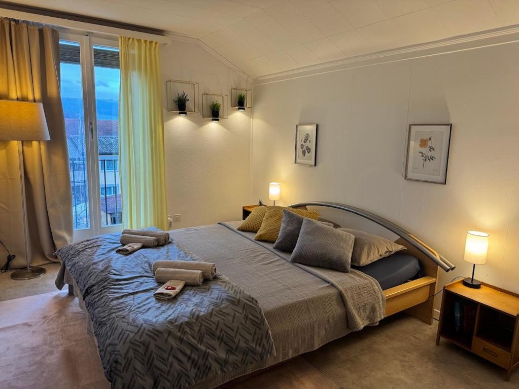 een slaapkamer met een groot bed met twee handdoeken erop bij Bijou Mosen in Hitzkirch