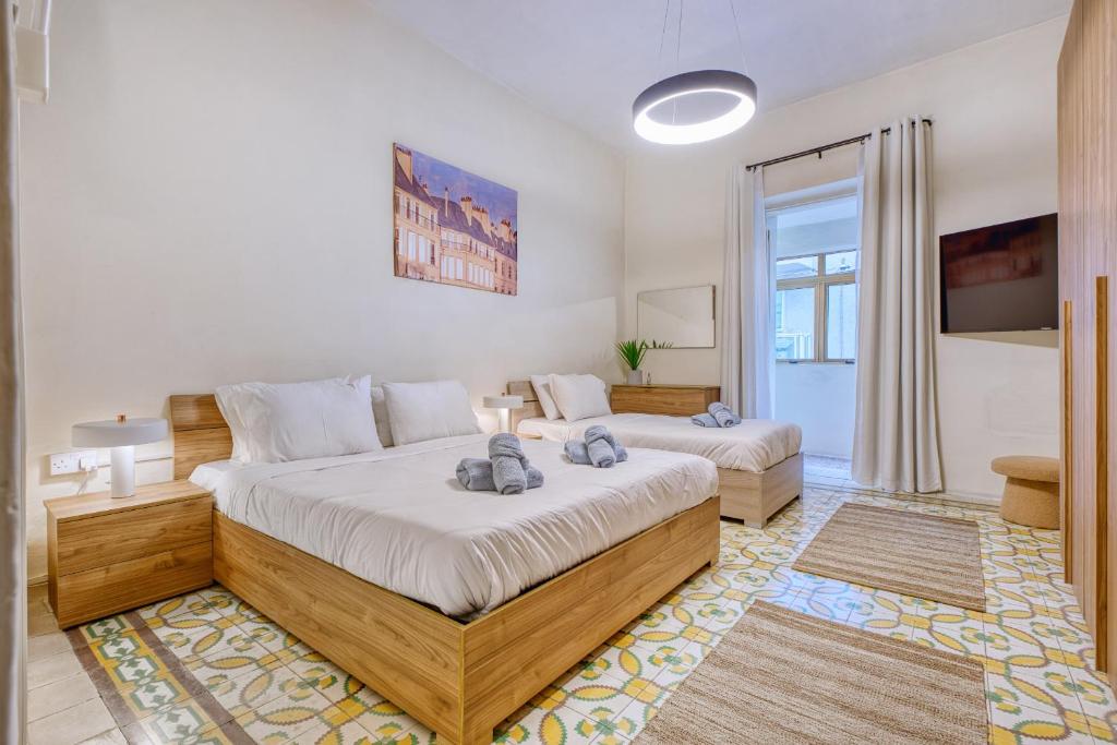 Giường trong phòng chung tại Spacious traditional 3 bedroom house with yard JBAR1-1