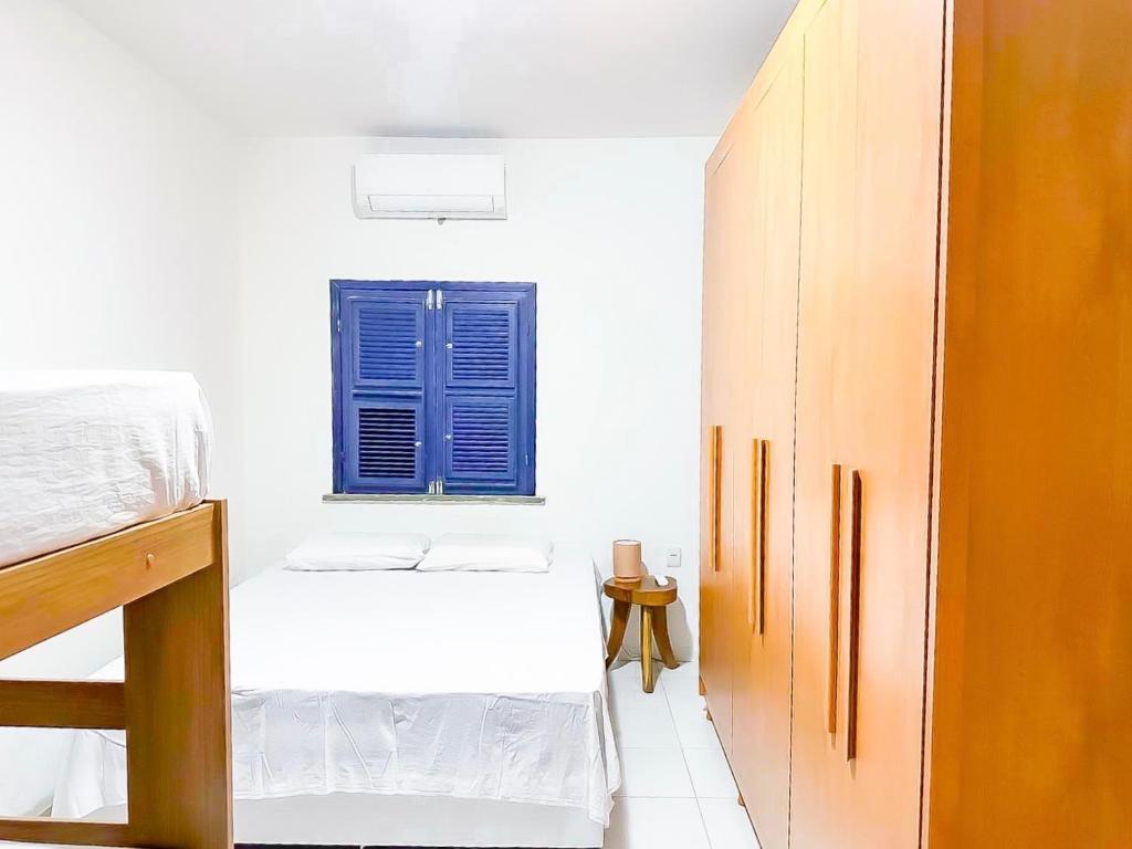 ein Schlafzimmer mit Etagenbett und Fenster in der Unterkunft Casa da Vó Rita - praia do Cumbuco in Caucaia