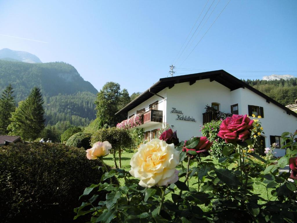 ein Haus mit Blumen davor in der Unterkunft Haus Kehlstein in Ramsau bei Berchtesgaden
