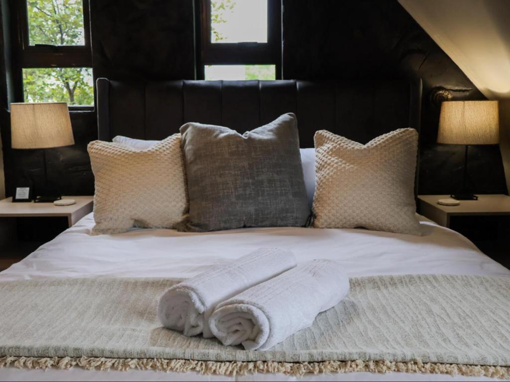 En eller flere senge i et værelse på Fossil Lane