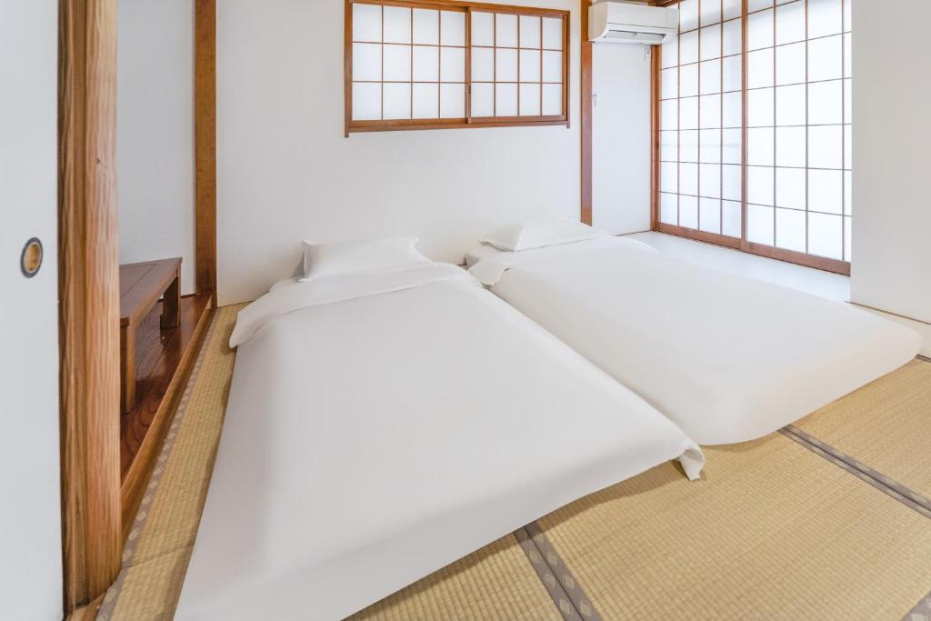 102Room,Free parking just a 7-minute walk from Koiwa tram stop This spacious 75-square-meter flats features two large bedrooms and can accommodate up to seven guests
