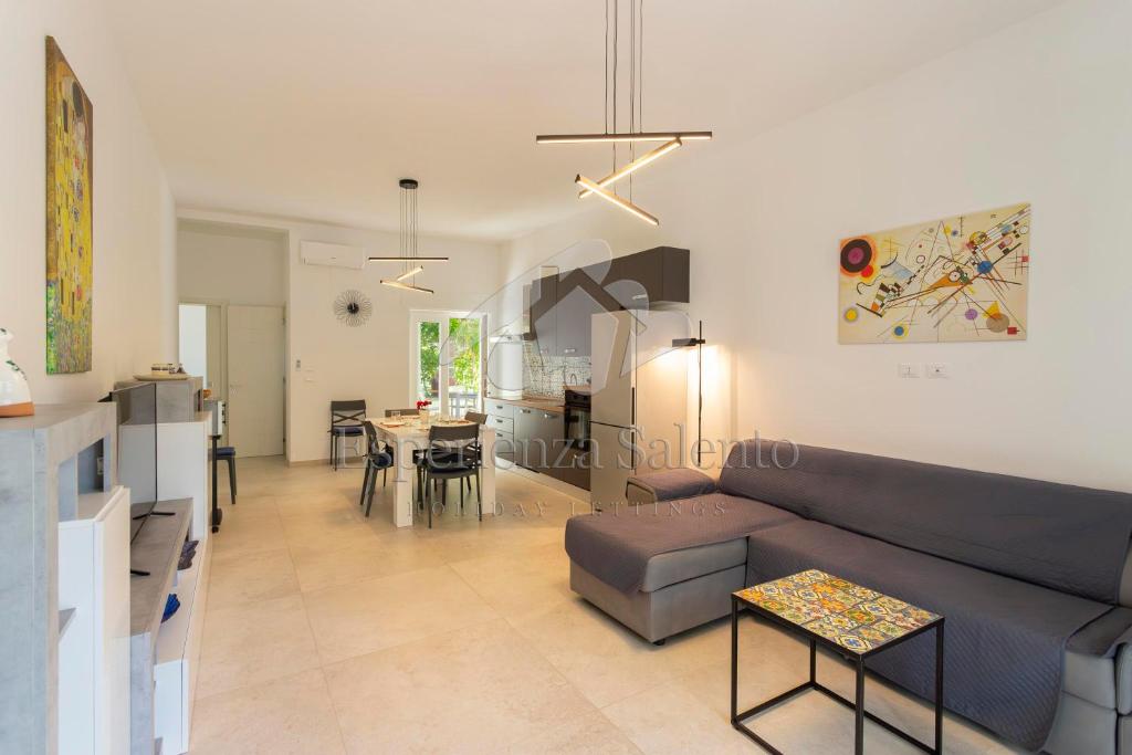 ein Wohnzimmer mit Sofa und Tisch in der Unterkunft Villa Natura - Deluxe in Neviano