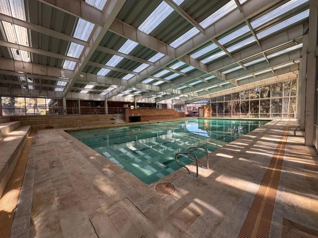 a large swimming pool with a large ceiling at D'Acosta Hotel Belencito in Nobsa