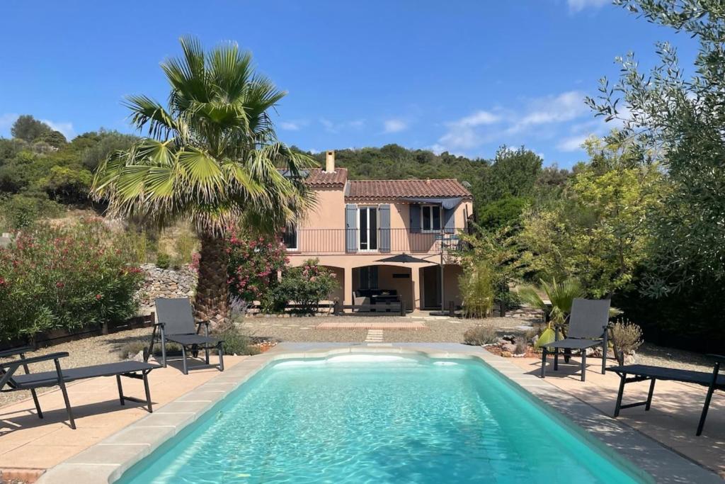 Bazén v ubytování Les hauts d'Embres havre de paix pour 8 nebo v jeho okolí