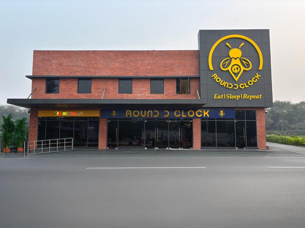 een gebouw met een rond klokbord erop bij Round D Clock, IGI Airport in New Delhi