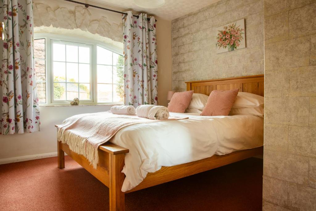 una camera da letto con un letto grande con una finestra di Windale at Wetheral Cottages a Great Salkeld