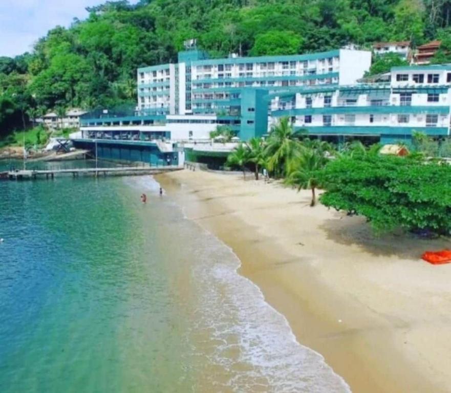Blick auf einen Strand mit Gebäuden im Hintergrund in der Unterkunft Duplex de Frente para a Praia - Angra Inn in Angra dos Reis