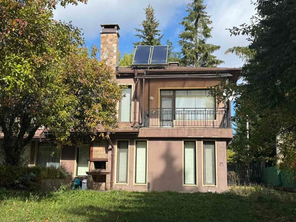 Tòa nhà nơi biệt thự tọa lạc