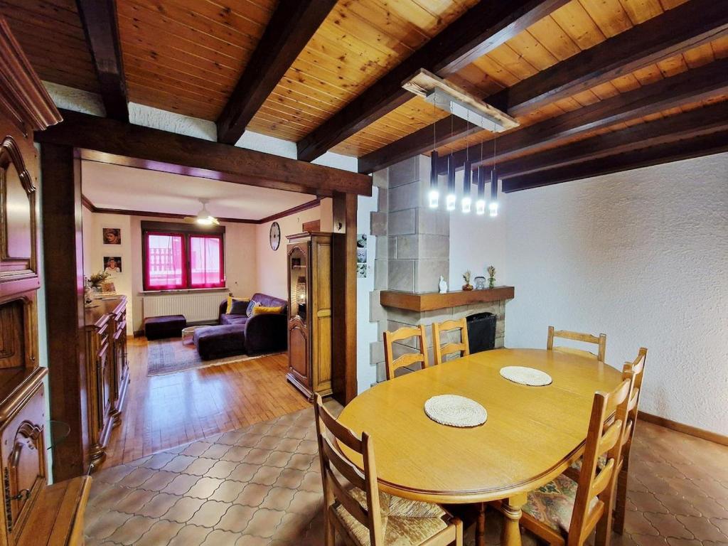 a kitchen and dining room with a table and chairs at Gîte avec sauna in Soucht