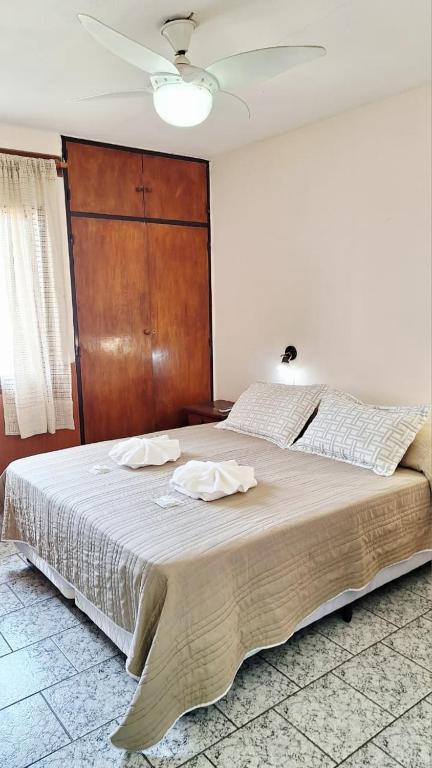 ein Schlafzimmer mit einem großen Bett mit zwei Handtüchern darauf in der Unterkunft KIN Hotel in Villa Carlos Paz