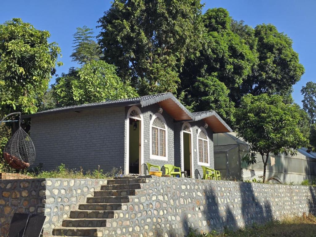 Bygningen som campingpladsen ligger i