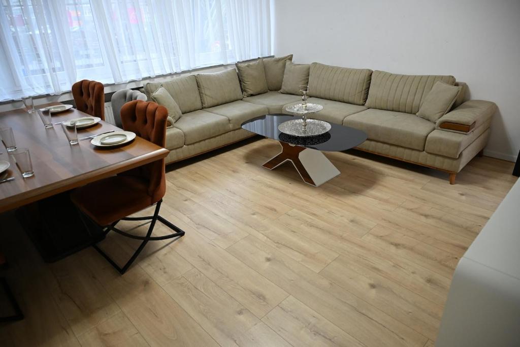 een woonkamer met een bank en een tafel bij ROTH Apartments Wuppertal-HBF in Wuppertal