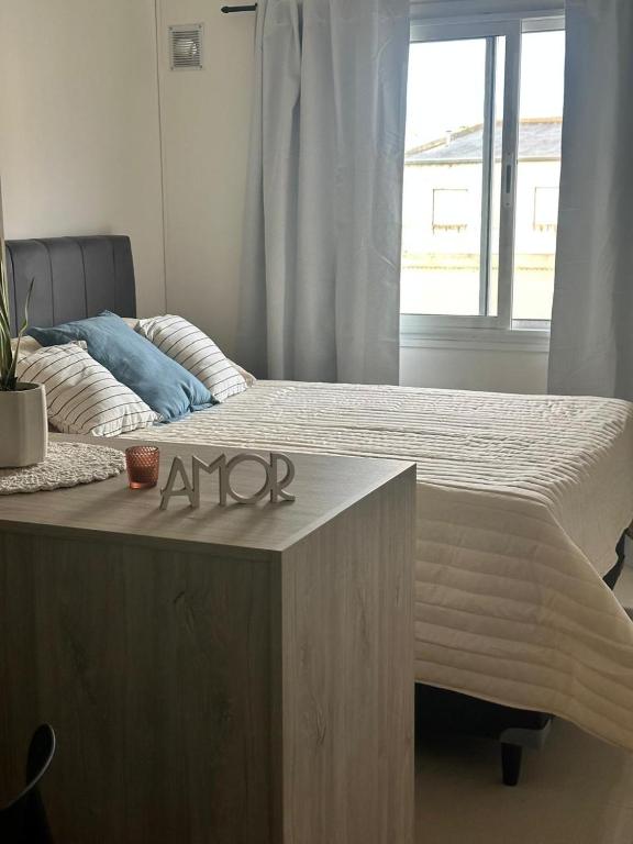 un letto con un cartello Amazon sopra di Recreo a Necochea