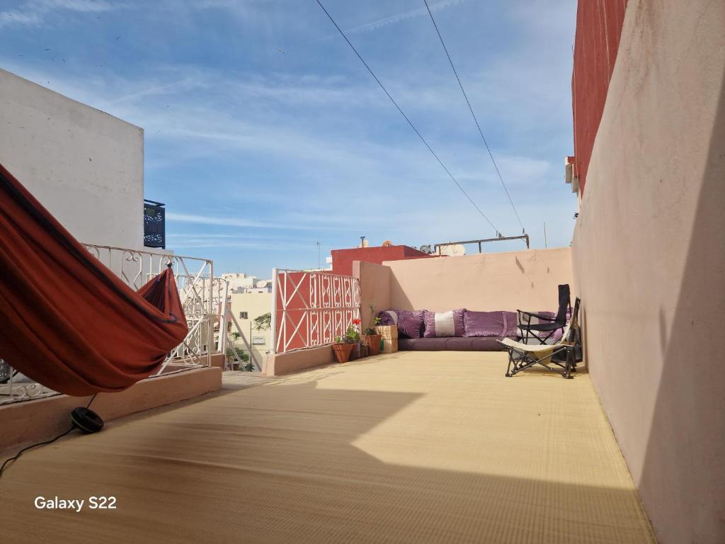 een balkon met een stoel aan de zijkant van een gebouw bij bedroom double bed private bathroom in Agadir