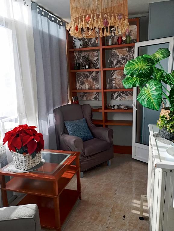 a living room with a chair and a table at Apartamento Bro Mar in Salou