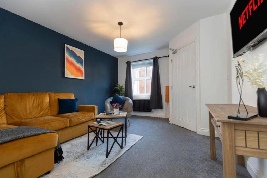 Et tv og/eller underholdning på DiscountsContractorsWIFIFree ParkingSmart TV