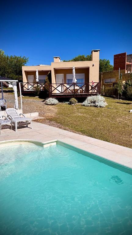 a swimming pool in front of a house at ARROYO SUITE HOUSE in Mina Clavero