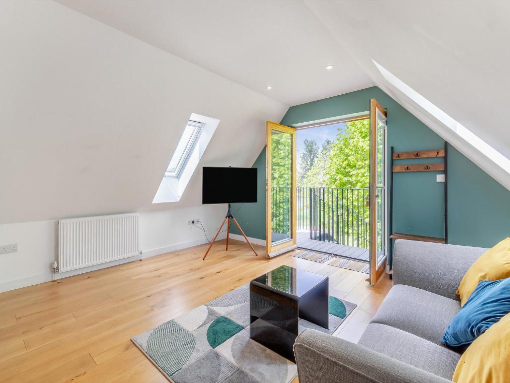 een woonkamer met een bank en een tv bij Willow Loft - Uk49479 in Bulmer