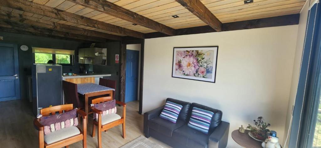 a living room with chairs and a table and a kitchen at Carrusel in Trape