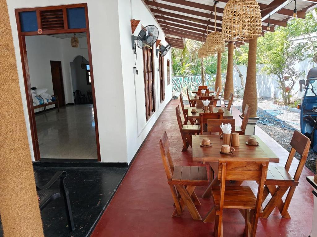 En restaurant eller et andet spisested på angel villa ahangama