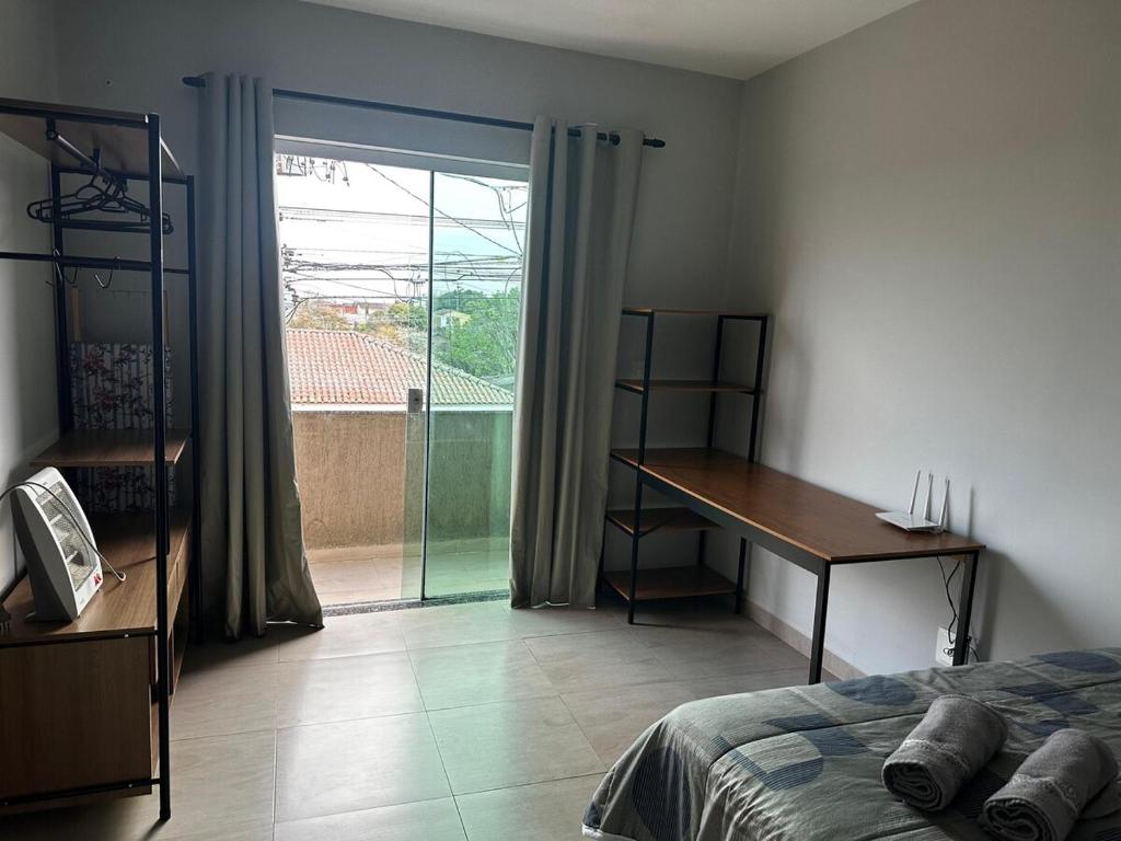 Giường trong phòng chung tại Sobrado Funcional da Sotero - boa localização