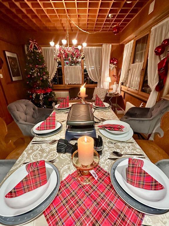 WimmisChalet-Simmi的一张桌子,上面有盘子和蜡烛