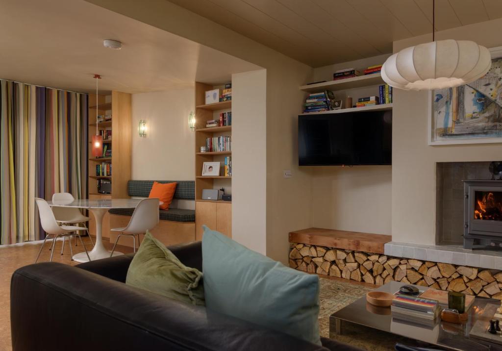 een woonkamer met een bank en een open haard bij Law View in North Berwick