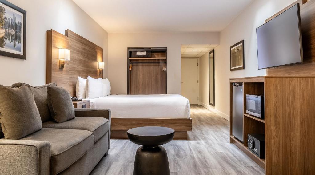 Postel nebo postele na pokoji v ubytování Atrium Hotel Vancouver