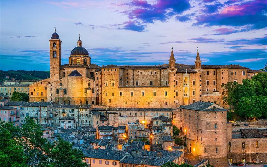 een groot kasteel met een stad ervoor bij Cantico del Mare in Recanati