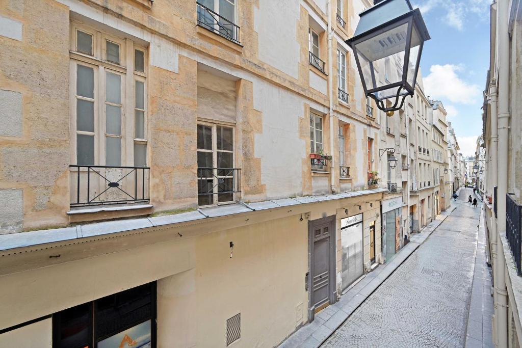 een lege straat in een stad met een straatlicht bij Charming Studio - 2P - Sentier Montorgueil in Parijs