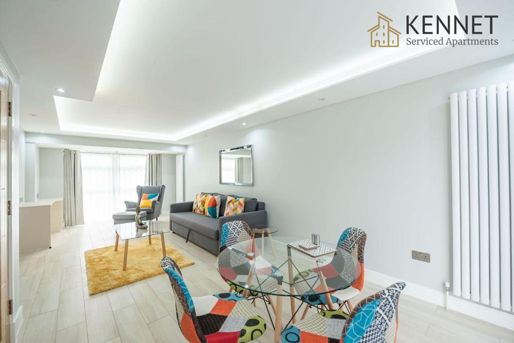 een woonkamer met een glazen tafel en stoelen bij Headley House in Reading