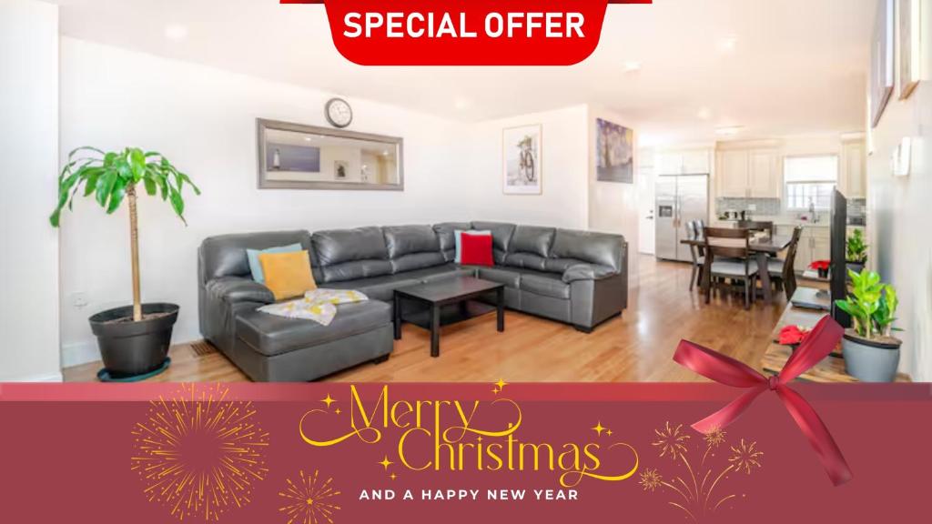 een woonkamer met een bank en een vrolijk kerstbord bij 39 - 3BR Quincy - Stunning Townhouse near Adams in Quincy