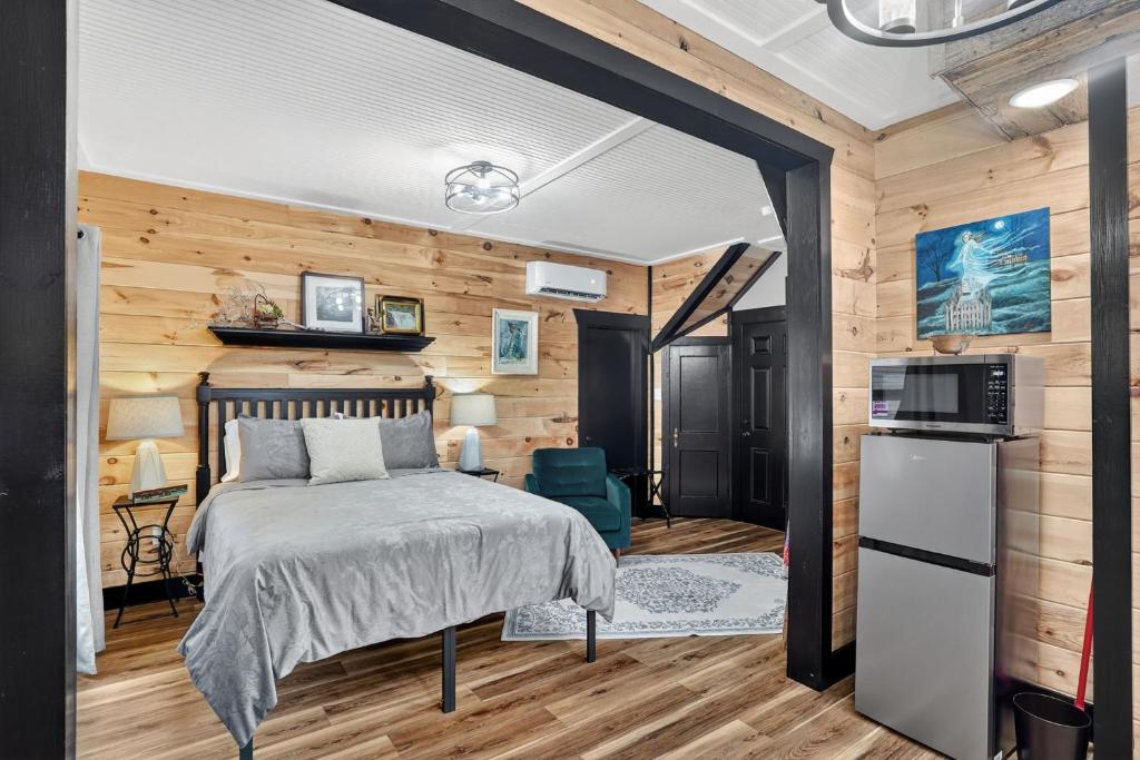 Køkken eller tekøkken på Rustic KY Retreat, Columbia House Unit B apts