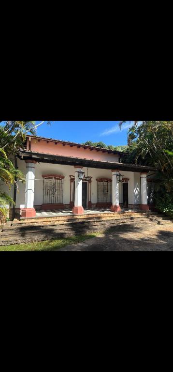 duży biały budynek z wieloma oknami w obiekcie Oasis Colonial w mieście Asunción