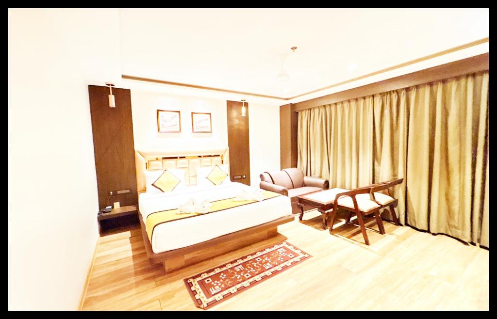 En eller flere senge i et værelse på The Indra