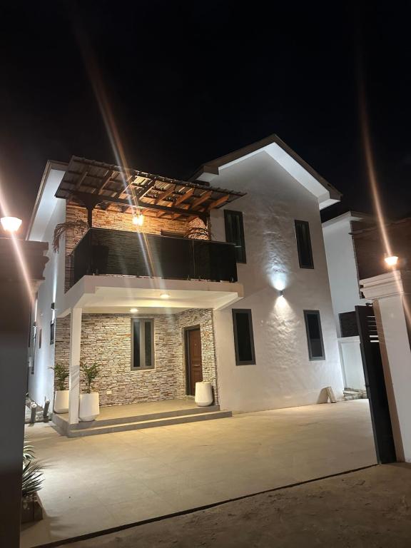 ein Haus in der Nacht mit Lichtern in der Unterkunft Pearlmab villa in Tema