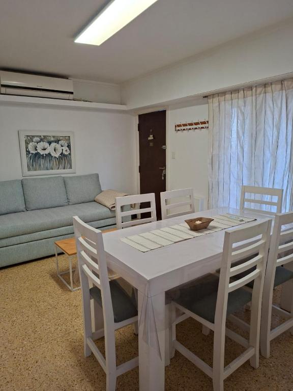 a white table and chairs in a living room at Los Dias de Viaje in Tandil