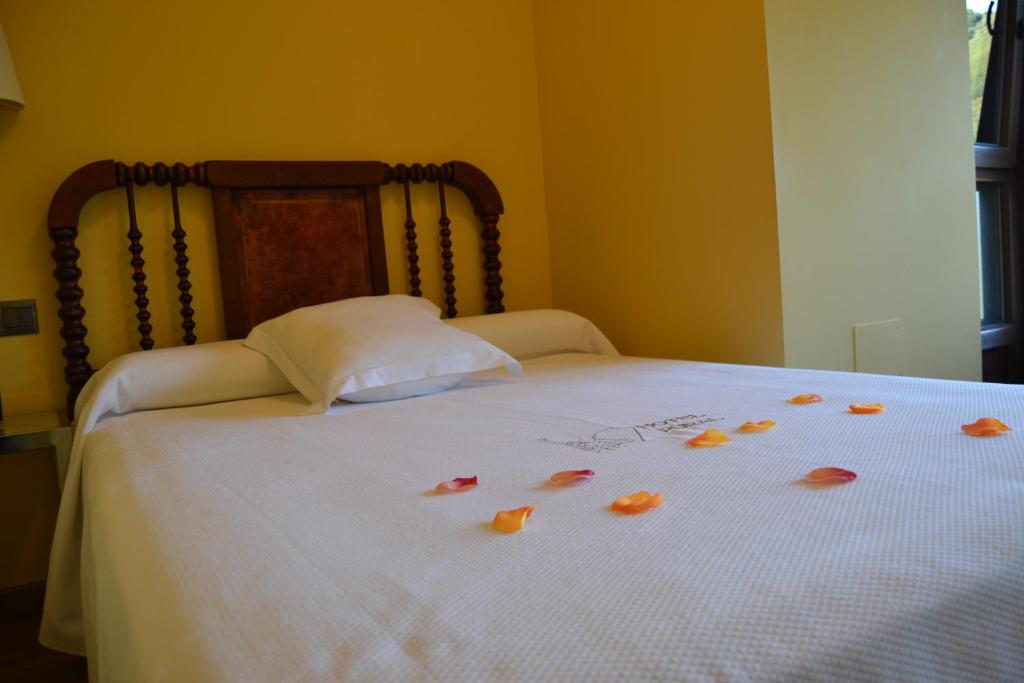 A bed or beds in a room at Hotel Rural Pescadores