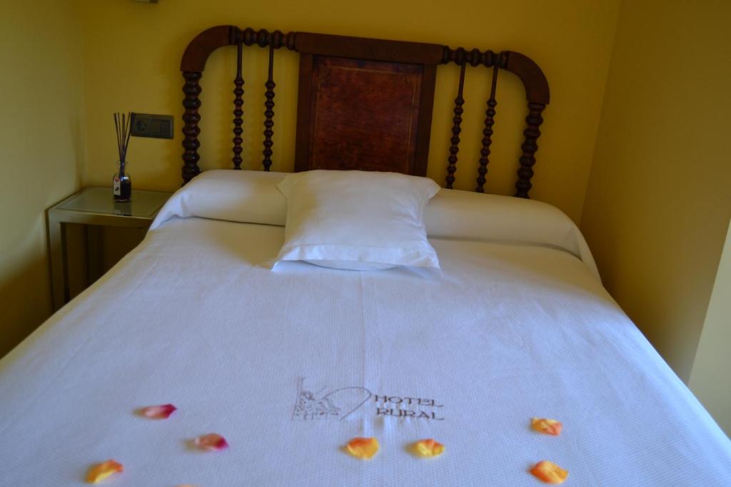 A bed or beds in a room at Hotel Rural Pescadores