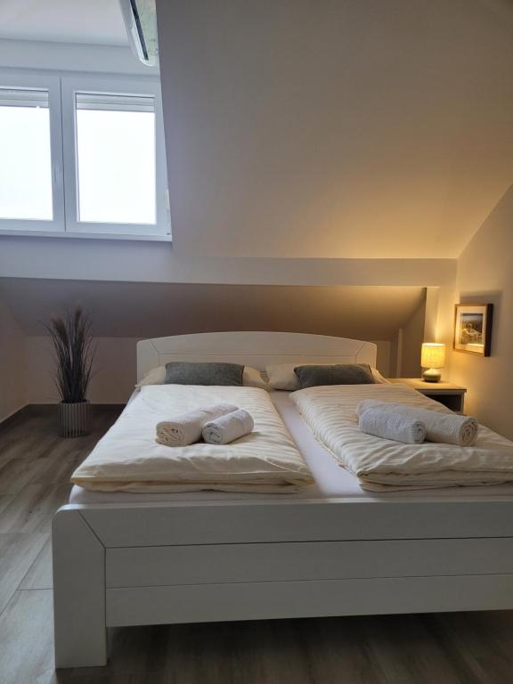 Voodi või voodid majutusasutuse Beosan toas