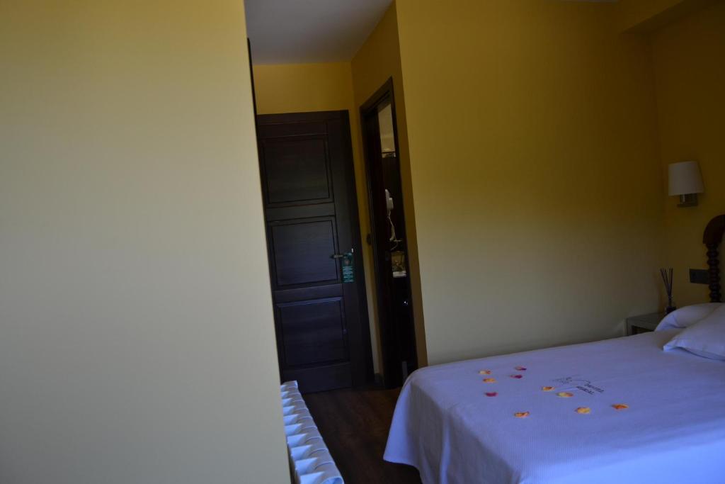 A bed or beds in a room at Hotel Rural Pescadores