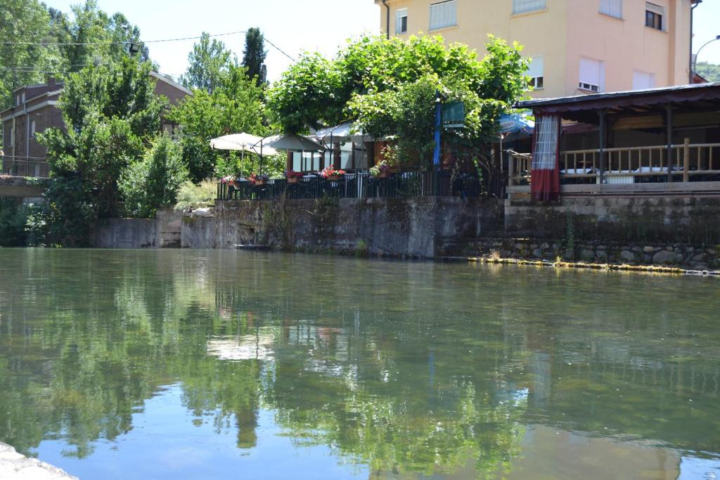 View of a river running close to a szállodákat