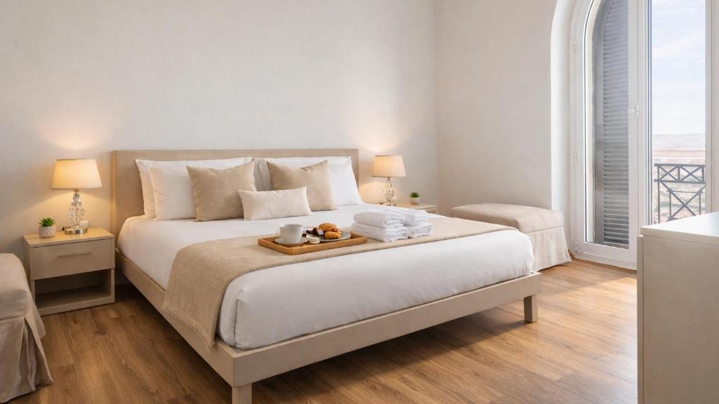 ein Schlafzimmer mit einem Bett, auf dem ein Tablett mit Essen steht in der Unterkunft Vatican Pertusa Luxury Suites by Quinto Piano in Rom